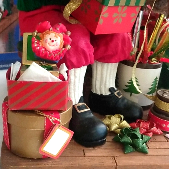 Handcrafted Fabric Mache Santa Claus Wrapping Presents by Fireplace Decor 8x9" - Picture 9 of 9